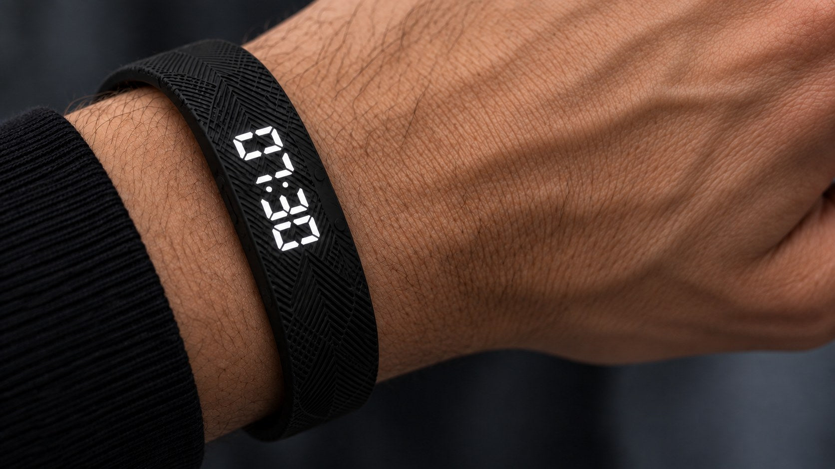 Wakely Armband ums Handgelenk legen